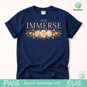 Può includere: T-shirt blu navy con maniche arrotolate. La maglietta presenta la parola "IMMERSE" in un font serif, con "2026" sopra. Un design floreale di rose rosa e pesca e verde è sotto. Download digitale.