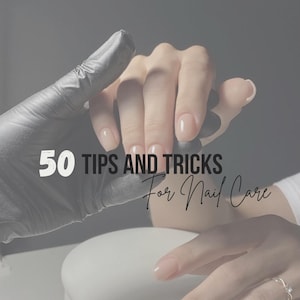 Może przedstawiać: Zdjęcie przedstawia manicure z dłonią w czarnej rękawicy i drugą dłonią z pomalowanymi paznokciami. Tekst "50 Tips and Tricks for Nail Care" jest nałożony, sugerując przewodnik lub samouczek dotyczący technik pielęgnacji paznokci.