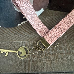 Llavero de pulsera de piel sintética rosa repujada, abridor de botellas con cabeza de caballo, estilo western.