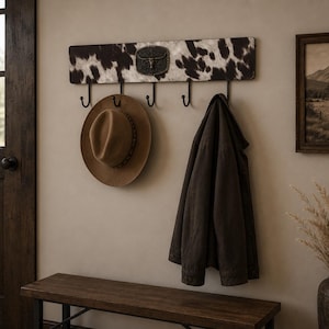 Rustikale Garderobe mit Kuhmuster, Flur-Organizer im Landhausstil, Longhorn-Gürtelschnalle, Hutablage, Wandhaken im Südwest-Stil, Handtuchhalter, Kaffeetassenhalter