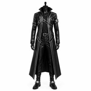 Può includere: Un cappotto lungo nero con profili argentati, collo alto e una cinghia diagonale sul petto. L'outfit include una maglietta nera con scollo a V, pantaloni neri con cintura, guanti neri e stivali neri con dettagli metallici argentati alle caviglie.