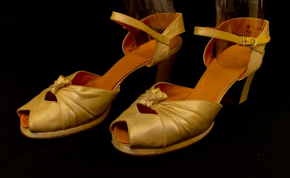 1940's Women's Cream Satin Sling back Platform Sho