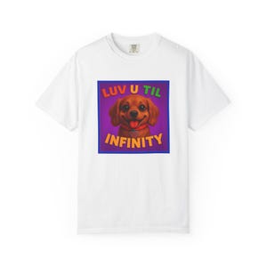 Puede incluir: Camiseta blanca con un gráfico de un perro marrón sonriente con un collar rojo, sobre un fondo púrpura. El texto "LUV U TIL INFINITY" se muestra arriba y abajo del perro en letras coloridas.