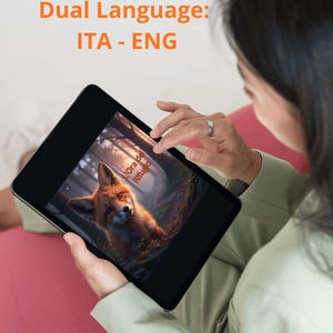 Può includere: Una persona tiene in mano un tablet nero che mostra un'illustrazione digitale di una volpe in una foresta. L'immagine sul tablet ha il testo "L'Ora del Rifugio". Il tablet è tenuto contro una superficie rosa, con il testo "Dual Language: ITA - ENG" sullo sfondo.