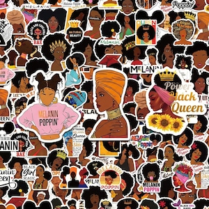 Puede incluir: Una colección de pegatinas con ilustraciones de mujeres negras con varios peinados, pañuelos en la cabeza y coronas. Las pegatinas incluyen texto como "Melanin Poppin'", "Black Girl Magic" y "Black Queen". La paleta de colores incluye tonos marrones, rosas y dorados.