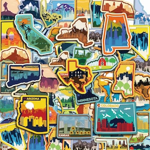 Puede incluir: Una colección de pegatinas coloridas que representan los contornos de varios estados de EE. UU. Cada pegatina muestra monumentos y paisajes icónicos, con los nombres de los estados en un lugar destacado. Las pegatinas son de varias formas y tamaños, con colores vibrantes.