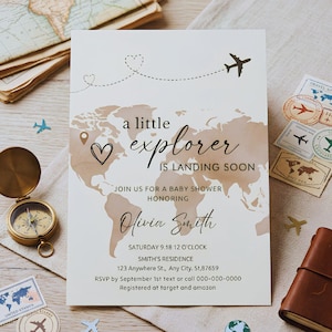 Op de afbeelding: Een rechthoekige uitnodigingskaart voor een babyshower met een beige wereldkaart als achtergrond, zwarte tekst met 'a little explorer IS LANDING SOON', 'Olivia Smith' en evenementdetails, versierd met een zwart vliegtuigicoon.