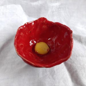 Handgemaakte keramische minikom - Kommetje met klaprooszaadpatroon - Klein snackkommetje - Rustiek schaaltje - Ambachtelijk keramisch schaaltje