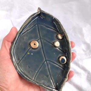 Prato de cerâmica artesanal em formato de folha - Prato de cerâmica botânica - Porta-joias inspirado na natureza - Presente de casamento - Decoração rústica em cerâmica