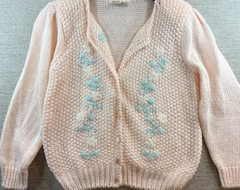 Cardigan rose brodé floral Grandmacore vintage délicat en tricot à la main Rose moyen