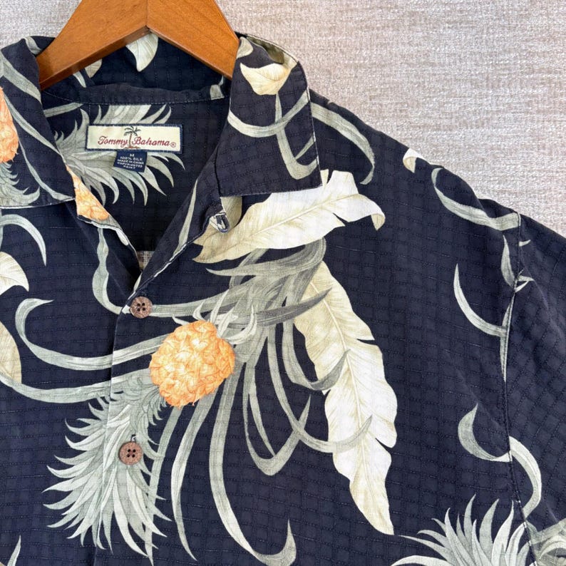Vintage Tommy Bahama Mens Black 100% Silk Pineapple Tropical Camp Shirt Medium image 1