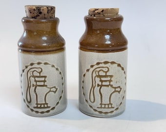 Botellas de especias de cerámica rústica canadiense vintage con corchos.