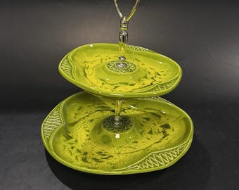 Fuente de servir de 2 niveles de cerámica original de California, color verde con diseño de rombos.