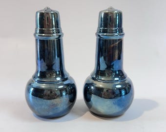 Salero y pimentero vintage de cerámica azul brillante estilo MCM con esmalte iridiscente.