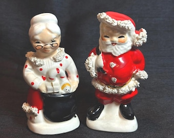 Vintage Napco Kitschy Santa & Mrs Claus Salt  Pepper Shakers AX720P Japan