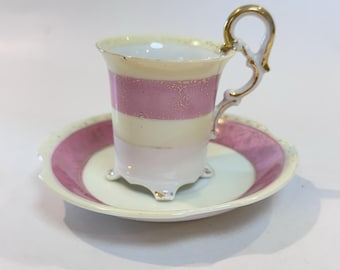 Taza de espresso tipo demitasse vintage de Ucagco, fabricada en Japón ocupado, con asa ornamentada en rosa y dorado.