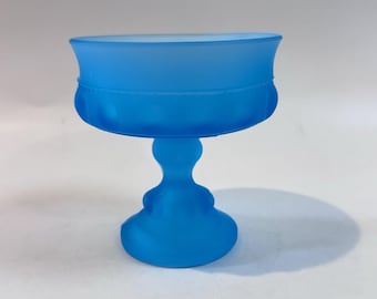 Compota de cristal azul satinado vintage Fenton con pedestal, cuenco para dulces y frutos secos, huella dactilar.