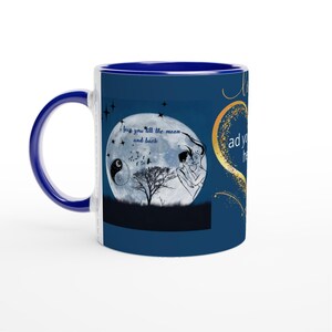 Può includere: Tazza in ceramica bianca con interno e manico blu. La tazza presenta un disegno con una luna piena, una coppia che si abbraccia, un albero e la scritta "I love you till the moon and back". C'è anche un cuore d'oro.