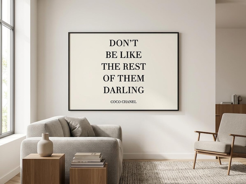 Var inte som resten av dem, älskling, horisontell poster, modecitat, minimalistisk Coco Chanel-tryck, typografisk konst i neutral ton bild 1