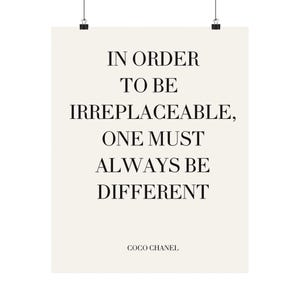 Puede incluir: Un p&oacute;ster crema con la cita "IN ORDER TO BE IRREPLACEABLE, ONE MUST ALWAYS BE DIFFERENT" en texto negro. La cita se atribuye a Coco Chanel.