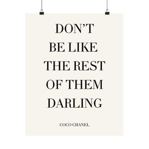 Puede incluir: P&oacute;ster con la cita "DON'T BE LIKE THE REST OF THEM DARLING" en texto negro sobre fondo crema. La cita se atribuye a Coco Chanel.