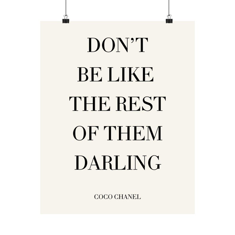 Puede incluir: P&oacute;ster con la cita "DON'T BE LIKE THE REST OF THEM DARLING" en texto negro sobre fondo crema. La cita se atribuye a Coco Chanel.