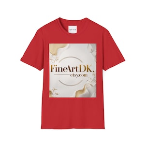 Könnte beinhalten: Ein rotes T-Shirt mit einem zentralen Grafikdesign. Die Grafik zeigt den Text "FineArtDK." in Gold, mit "etsy.com" darunter. Das Design ist vor einem weißen und goldenen abstrakten Hintergrund platziert.