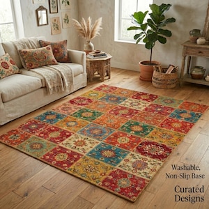 Peut inclure: Un tapis rectangulaire présentant un motif patchwork de carreaux carrés dans des tons vifs de rouge, bleu, jaune et vert, chacun avec des motifs floraux complexes. Le tapis inclut le texte : Washable, Non-Slip Base, Curated Designs.