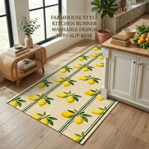 Op de afbeelding: Een rechthoekige keukenloper met een herhalend patroon van gele citroenen met groene bladeren op een lichtbeige achtergrond, geaccentueerd door donkergroene verticale strepen. De tekst FARMHOUSE STYLE KITCHEN RUNNER WASHABLE DESIGN NON-SLIP BASE is zichtbaar.