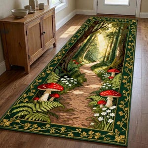 Puede incluir: Una alfombra rectangular con una escena de bosque con un camino que conduce a la distancia. La alfombra tiene un borde verde con un diseño floral. Setas rojas y flores blancas están dispersas a lo largo del camino.