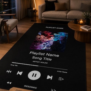 Pode incluir: Um tapete retangular preto com uma interface gráfica branca de leitor de música. O design inclui uma área central quadrada para a capa do álbum com fumo colorido abstrato, texto com PLAYLIST NAME, Song Title, ARTIST NOLDR e controlos.