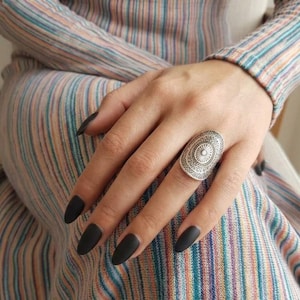 Ethnischer Silberring, langer Mandala-Statement-Ring, verstellbarer Boho-Schmuck, Vintage-Handwerkergeschenk für Sie - R86AS