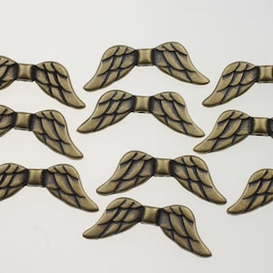Op de afbeelding: Een set van drie keramische mokken met een gespikkelde, matte afwerking. De mokken zijn in crème, lichtgrijs en donkergrijs. Elke mok heeft een eenvoudig, minimalistisch ontwerp.