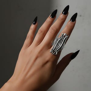 Antik Silver Lång Statement Ring Justerbar Organisk Brutalistisk Wrap Ring Skulpturala Smycken R1026