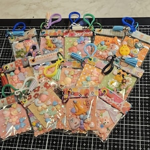 Set di 3 portachiavi con ciondoli a forma di incarto di caramelle / Portachiavi con ciondoli a sorpresa e cabochon piatti / Regalo carino con ciondolo per borsa e agenda