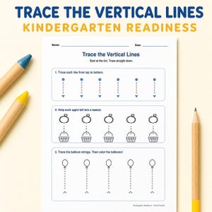 Op de afbeelding: Een wit educatief werkblad getiteld Trace the Vertical Lines Kindergarten Readiness met drie secties voor het overtrekken van lijnen, appels die in manden vallen en ballonkoorden, vergezeld van drie houten potloden met gekleurde punten.