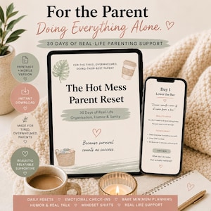 Könnte beinhalten: Ein digitales Eltern-Ratgeber, "The Hot Mess Parent Reset", wird auf einem Tablet und Smartphone angezeigt. Das Bild enthält eine Kaffeetasse, eine brennende Kerze und ein Notizbuch. Der Ratgeber bietet tägliche Resets, emotionale Check-ins und reale Unterstützung für Eltern.