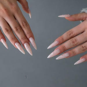 Unghie finte personalizzate rosa trasparenti con piccoli fiori 3D – Unghie finte delicate, forma appuntita, design minimalista, perfette per la sposa e per tutti i giorni.