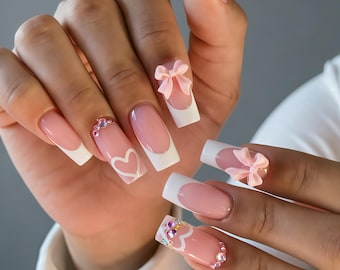 Benutzerdefinierte Press on Nail Rosa Französische Spitze Press on Nails, 3D Pink Bow & Herzanhänger, quadratische Form, Glitzerakzente, süße künstliche Nägel