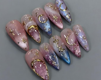 Benutzerdefinierte Presse auf Nagel Galaxy Mond Sterne Nägel, Lila Blau Ombre, 3D Gold Anhänger, lange Mandel Gefälschte Nägel, kosmische Nagelkunst, Partykleidung