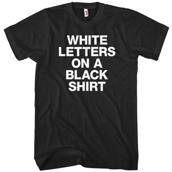 camiseta negra con letras blancas