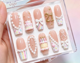 Faux ongles 3D personnalisés pour anniversaire : gâteau avec nœud nacré et chiffres dorés