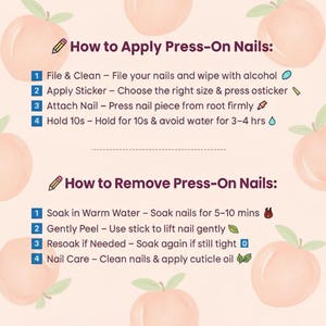 Op de afbeelding: Een perzikkleurige afbeelding met instructies voor het aanbrengen en verwijderen van persnagels. De tekst bevat stappen zoals vijlen, reinigen, stickers aanbrengen, nagels bevestigen en weken in warm water. Decoratieve perzikillustraties omringen de tekst.