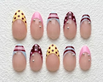 Ongles pressés roses Y2K, motifs à pois et rayures, créations d'ongles rétro faites main