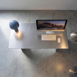 Escritorio minimalista de metal de aluminio. Mesa de oficina de diseño moderno para interiores con decoración contemporánea.