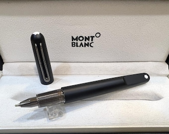 Bolígrafo Montblanc M de tinta negra y acero inoxidable.