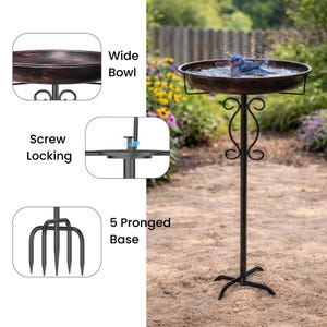 Peut inclure: Un abreuvoir &agrave; oiseaux de couleur bronze avec une large cuvette, un m&eacute;canisme de verrouillage &agrave; vis et une base &agrave; 5 broches. Le bain d'oiseaux est soutenu par un support d&eacute;coratif en fer forg&eacute;. Un oiseau bleu s'&eacute;clabousse dans l'eau.