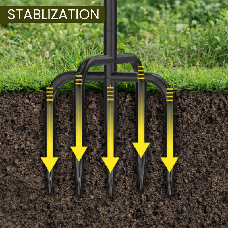 Peut inclure: Fourche de jardin noire avec des fl&egrave;ches jaunes indiquant la p&eacute;n&eacute;tration du sol. Le mot "STABLIZATION" est dans un encadr&eacute; vert en haut. La fourche est dans le sol avec de l'herbe en arri&egrave;re-plan.
