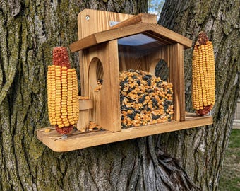 Mangeoire à écureuils avec 2 chaises de bar en noix - Station d'alimentation pour écureuils en bois avec supports pour épis de maïs et fenêtre de visualisation transparente