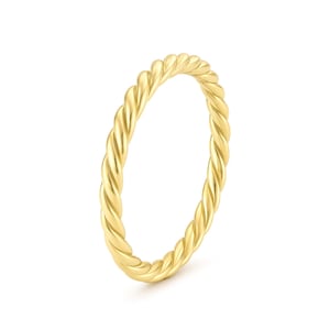 Op de afbeelding: Een goudkleurige ring met een gedraaid touwontwerp. De ring is een effen band met een doorlopend, gestructureerd patroon. Het metaal heeft een heldere, gepolijste afwerking die licht reflecteert. Een eenvoudig, elegant sieraad.